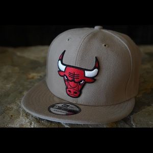 Mens Chicago Bulls New Era Gray Side Ringer 9FIFTY Adjustable Hat